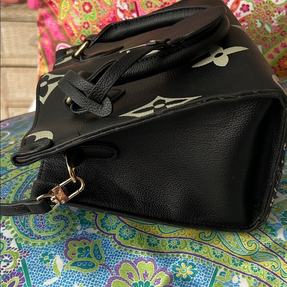 Black Purse with Light Beige Print - Picture 5 of 12